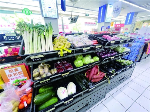 目前,不少门店的生鲜区产品都较此前有所扩容
